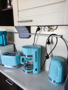a kitchen counter with a coffee maker and a blender at Camping Urlaub Bredene Belgien in Bredene