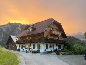 斯拉德明Reiterhof Familie Laubichler的一座大型木屋,享有日落美景