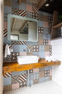 La salle de bains est pourvue d'un lavabo et d'un miroir. dans l'établissement Cube house, à Pärnu