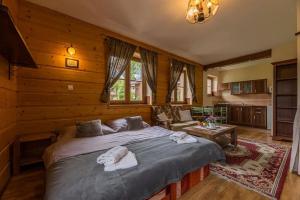 um quarto com uma cama grande num chalé de madeira em Vila Panorama em Ždiar