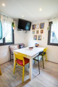 卡帖歐布薩維的住宿－Boho House 2 in camp Terme Catez，一间带桌椅和电视的用餐室