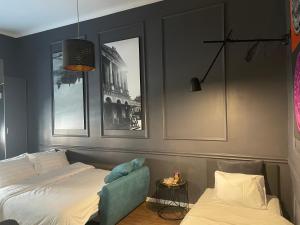 um quarto com 2 camas e um sofá azul em Studio Apartment Lubynski in center of Zagreb em Zagreb