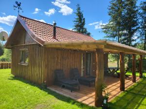 drewniana pergola z ławką na pokładzie w obiekcie Borowe Chatki nad Lubiszewem w mieście Lipusz +12 zdjęć