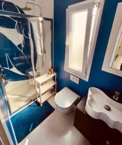 La salle de bains est pourvue de toilettes, d'une douche et d'un lavabo. dans l'établissement Art Apartments, à Odargowo