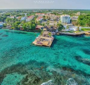 una vista aérea de un complejo en el agua en Sol Mar Alegre, en Boca Chica