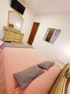 Dormitorio con cama con espejo y tocador en Hotel Maritimo, en Alicante