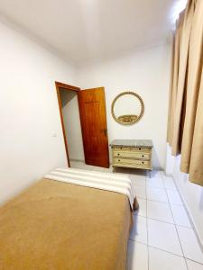 Dormitorio pequeño con cama y espejo en Hotel Maritimo, en Alicante