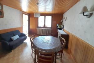 uma sala de estar com uma mesa e um sofá em Les Granges em La Clusaz