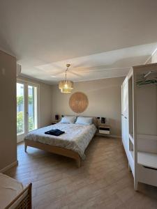 1 dormitorio con cama y lámpara de araña en Villa Oliva, en Manerba del Garda