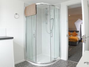 eine Glasdusche im Bad mit Schlafzimmer in der Unterkunft Station House Plymouth in Plymouth