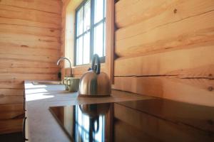 a tea kettle sitting on a counter in a kitchen at Dundaga Axe & Archery guesthouse in Dundaga