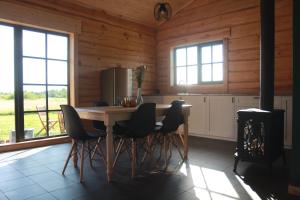 een keuken met een tafel en stoelen en een fornuis bij Dundaga Axe & Archery guesthouse in Dundaga