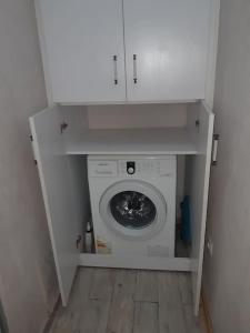 een wasmachine en droger in een kleine kamer bij Lovely_apartment in Tbilisi City