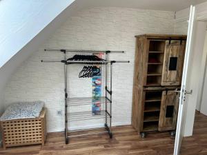 einen begehbaren Kleiderschrank mit einer Treppe und Regalen in der Unterkunft Zimmer HomeOffice Küche WLAN TV mit Terrasse&Grill +Fahrrad 