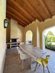 - une table et des chaises en bois dans la cuisine dans l'établissement Villa Oliva, à Manerba del Garda