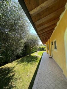 une passerelle menant à une maison avec un toit en bois dans l'établissement Villa Oliva, à Manerba del Garda