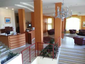 um átrio com uma escada e uma sala de estar em Hotel Panoramic em San Vito lo Capo