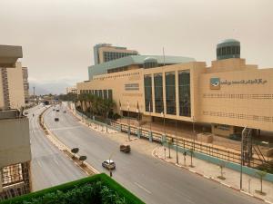 una calle frente a un gran edificio en Akid, en Orán