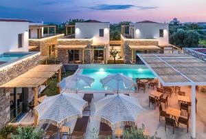 een afbeelding van een villa met zwembad bij Azzure Luxury Suites in Potos
