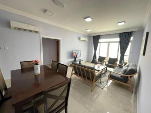 uma sala de estar com uma mesa e uma sala de jantar em Fully Furnished 2bedroom apartment, Salalah, Oman em Salalah