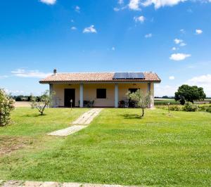 タルクイーニアにあるPodere Giovanni Olivoの屋根に太陽光パネルを敷いた家