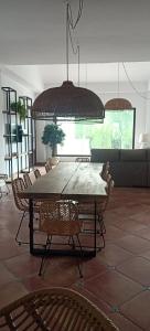 comedor con mesa, sillas y sofá en Sensaciones en Castaño de Robledo