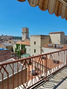 uma vista para a cidade a partir de uma varanda em Casa vacanze BellaVista em Iglesias