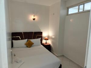 - une chambre avec un lit blanc et une fenêtre dans l'établissement Élégant appartement 3 chambres, à Rabat