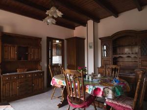 cocina con mesa y algunos armarios de madera en Casa vacanze BellaVista en Iglesias