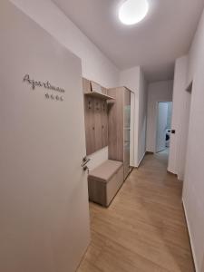 pasillo con habitación con armario y puerta en Apartmani Toni, en Drniš