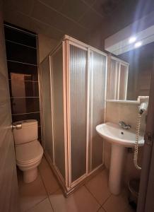 ein Bad mit einem WC und einem Waschbecken in der Unterkunft Marina Apart Hotel in Marmaris