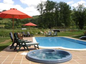 Bazén v ubytování Hotel Rural Casa de Campo nebo v jeho okolí