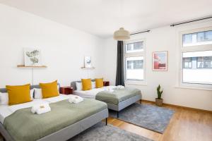 two beds in a room with windows at Sehr zentrale Unterkunft nähe des Bahnhofs in Leipzig für bis zu 10 Personen in Leipzig