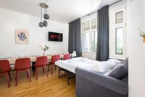 a living room with a bed and a table and chairs at Sehr zentrale Unterkunft nähe des Bahnhofs in Leipzig für bis zu 10 Personen in Leipzig