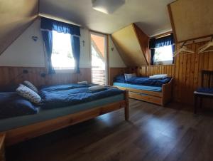 Posteľ alebo postele v izbe v ubytovaní Chalupa U Šindelářů - Velké Karlovice