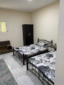 Habitación con 2 camas en una habitación en لولي قست هاوس, en Al Ain
