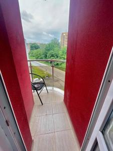 una porta rossa con una sedia sul balcone di Luxury Apart a Stara Zagora