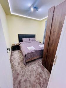 una camera con letto e porta aperta di Luxury Apart a Stara Zagora