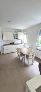 Kuchyň nebo kuchyňský kout v ubytování Apartments Vedran