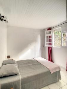 una camera con letto e finestra di F3 Résidence LE 25 ex PANORAMA a Les Trois-Îlets