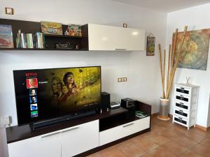 sala de estar con TV de pantalla plana grande en Casa Orange Piscine Terrasse Parking, en San Sebastián de la Gomera