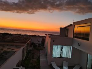 puesta de sol desde el balcón de una casa en Albamar - Casa Antonio - Beach house, en El Ñuro