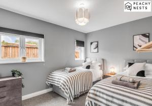 sypialnia z 2 łóżkami i oknem w obiekcie Contractor Pad with off-Road Parking Sleeps 5 w mieście Norwich