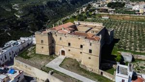 - une vue aérienne sur un vieux bâtiment sur une colline dans l'établissement Il Cocchiere, à Palagianello