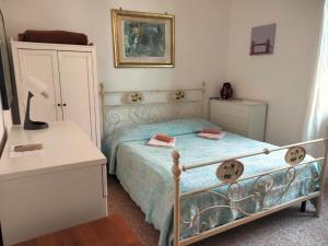 ローマにあるCentral Station low costの小さなベッドルーム(ベッド1台、デスク付)