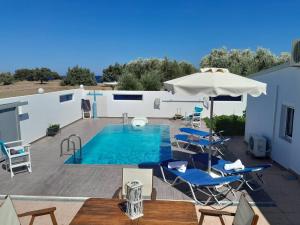 Bazén v ubytovaní Beach Pearl - Beach Front House with Private Pool alebo v jeho blízkosti