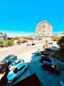 een groep auto's geparkeerd op een parkeerplaats bij Baroque-style apartment in Štip