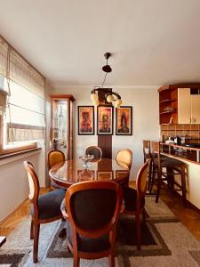 cocina y comedor con mesa y sillas en Baroque-style apartment en Štip