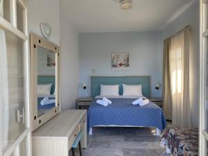 イストロにあるDialinas Apartmentsのベッドルーム(青いベッド1台、鏡付)
