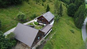 Vue aérienne d'une maison sur une colline dans l'établissement Zauneralm, à Aich